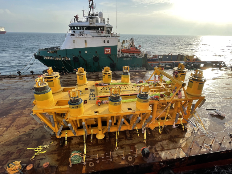 280 tonluk gaz toplama ve dağıtım haznesi ''Çepni'' 2 bin 200 metre derinlikte deniz tabanına yerleştirildi.